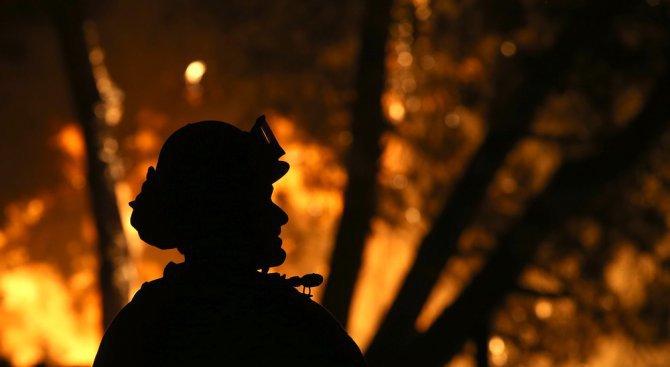 Пожарът в Австралия вече е разрушил стотина къщи