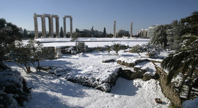 Гърция посреща със сняг Новата година