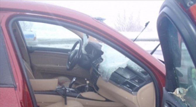 Огромен леден къс разби предното стъкло на кола в движение (видео)