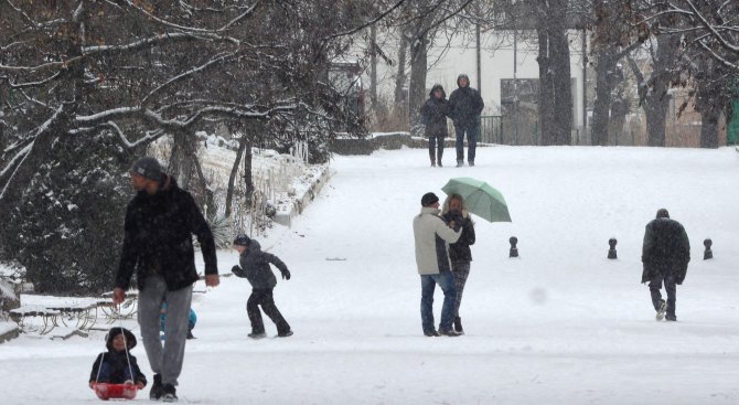 Пързалки в Бургас след 3 см сняг