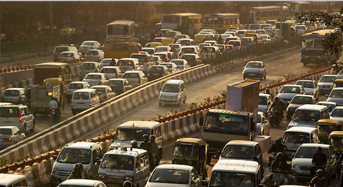 В Делхи въведоха ограничение за автомобилния трафик, за да прочистят въздуха