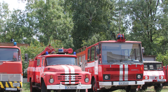 Две жени пострадаха при пожар в Сливен