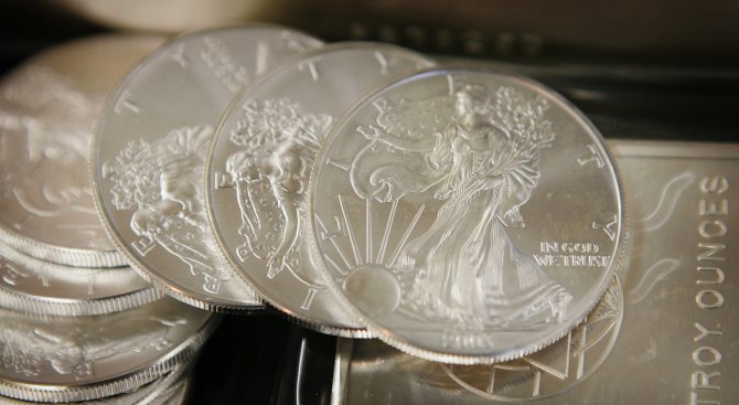 Кметът на Димитровград подари сребърни монети на първото бебе за 2016 г.