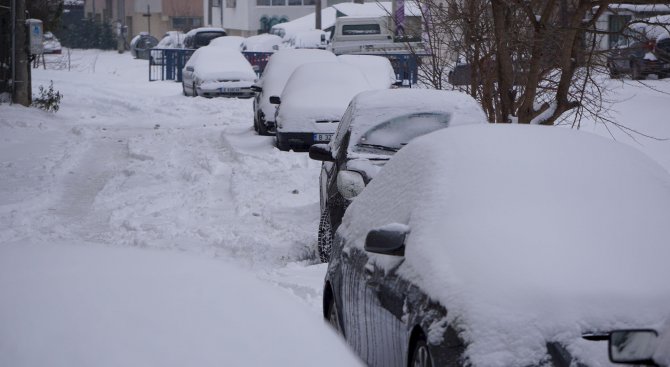 Варна се събуди с 15 сантиметра снежна покривка (снимки)