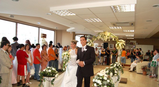5200 сватби са вдигнати в София през 2015 година, новородените са 18 200