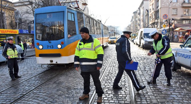Жена се хвърли пред трамвай в София (снимки)
