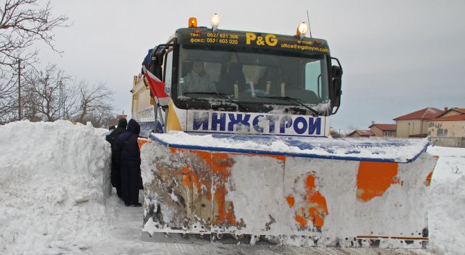 Коли и хора блокирани в снега