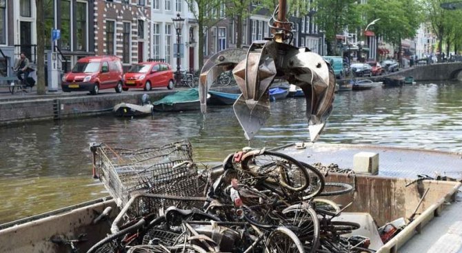 Риболов на велосипеди - професия на пълен работен ден в Амстердам