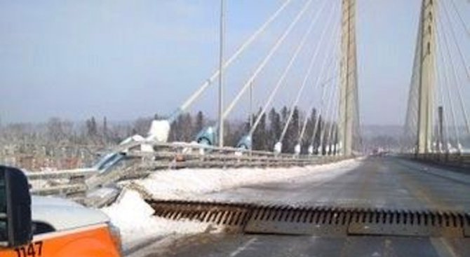 Силните студове напукаха мост в Канада