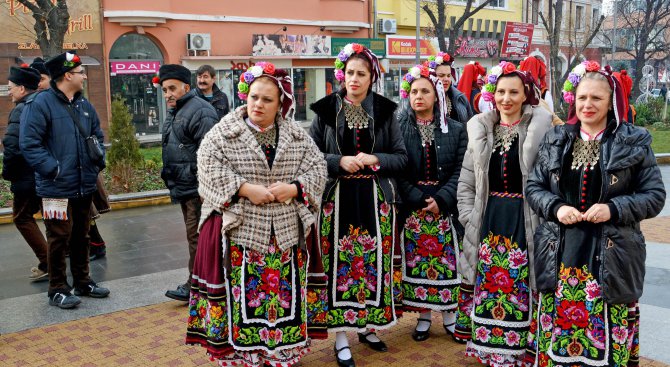 Симфоници и танцьори излязоха на протест в Сливен (снимки)