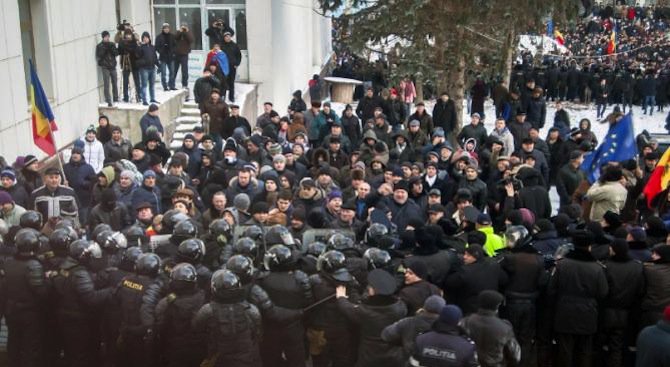 Бурните улични протести в Молдова продължават