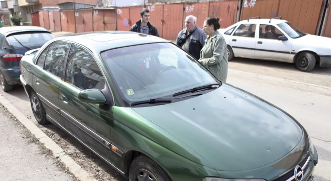 Срязаха гумите на над 40 коли в Пловдив (снимки+видео)