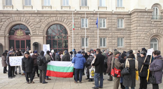 Учители по география се събраха на национален протест пред МОН (снимки)