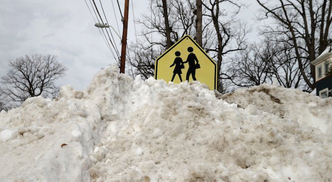 Броят на жертвите на снежните бури в САЩ достигна 44 души