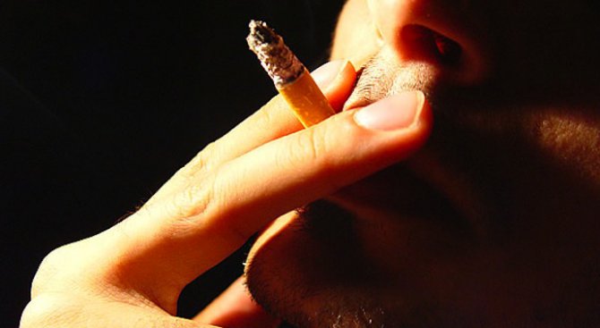 Директори на френски училища искат временна отмяна на забраната за пушене заради терористичната опас