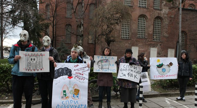 Граждани внесоха в столична община подписка срещу изгарянето на отпадъци (снимки)