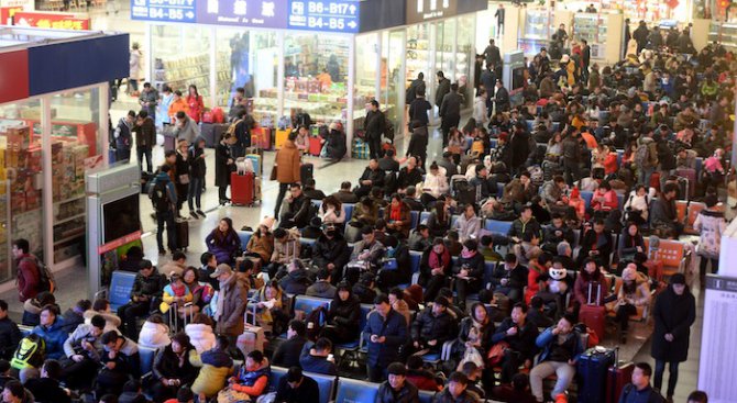 Лошото време блокира над 100 хиляди пасажери на железопътна гара в Южен Китай