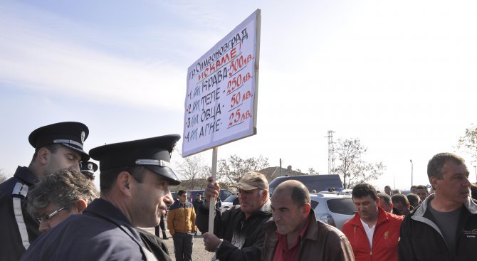 Стачкуващи фермери отново блокираха пътя преди гръцкия пункт Ексохи