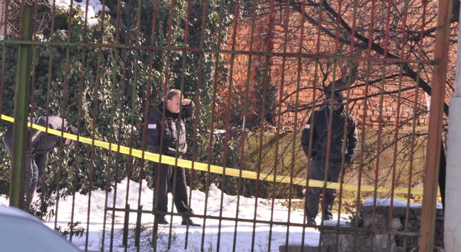 Братовчеди нападнаха инкасо автомобил в Средец, застреляха единия (обновена+снимки)