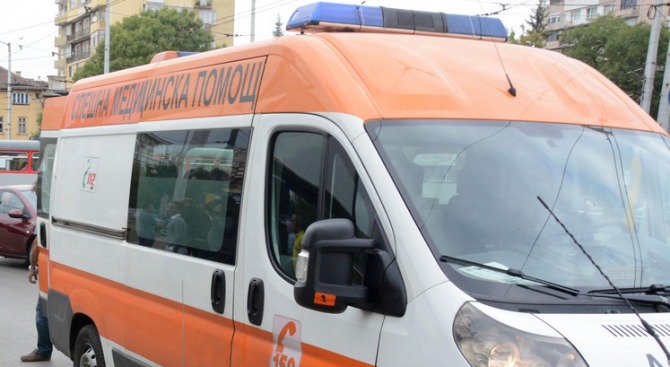Открит в безпомощно състояние мъж почина от раните си на път за болницата в Казанлък