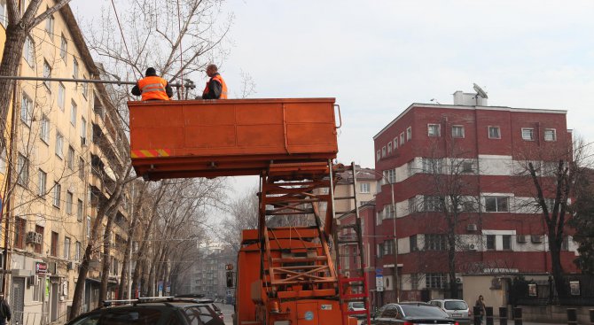 Поставят контактната мрежа за тролеи по бул. &quot;Васил Левски&quot; (снимки)