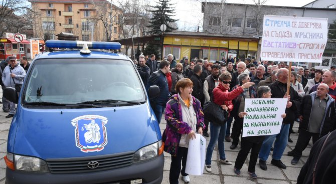 Протест срещу Иван Евстатиев иска мъст за изнасилената ученичка (снимки)