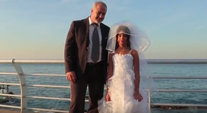 Вижте как реагират хората, ако видят малолетна булка и възрастен младоженец (видео)