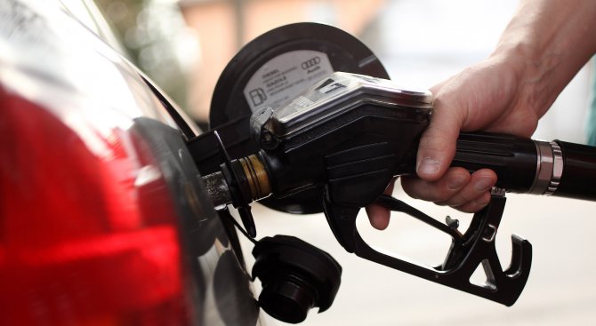 9500 литра контрабандно гориво откриха в бензиностанция в Асеновград