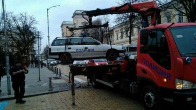 Паяк вдигна полицейска кола в столицата