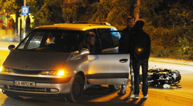 Моторист се заби в лека кола в Пловдив