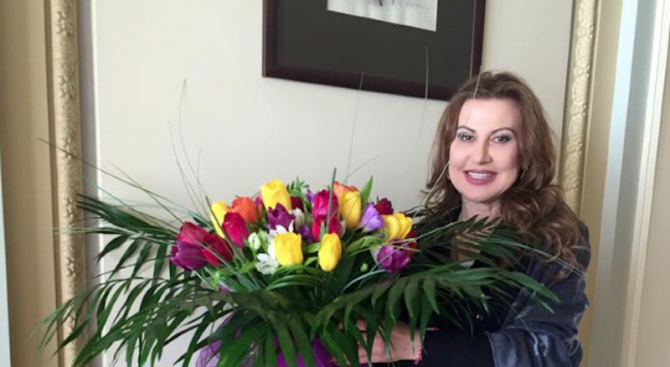 Илиана Раева се хвали с букет от Наско Сираков