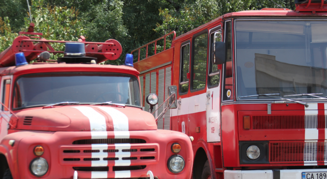 Две коли изгоряха в Русе, възрастна жена пострада