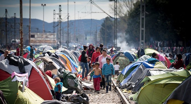 Евакуират всички мигранти от Идомени