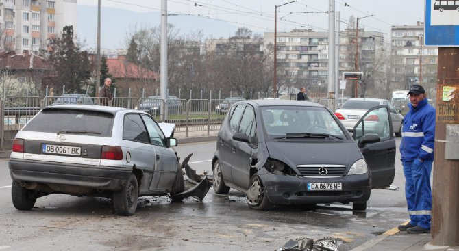Жена пострада при тежка катастрофа на Ботевградско шосе (снимки)