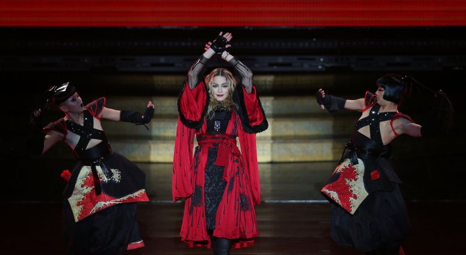 Мадона оголи гърдата на 17-годишна фенка на сцената!