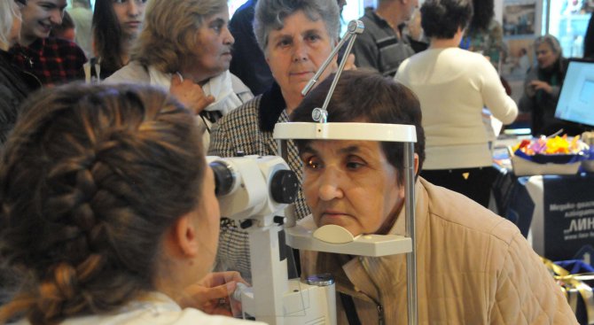 Здравно изложение върви в Бургас (снимки)
