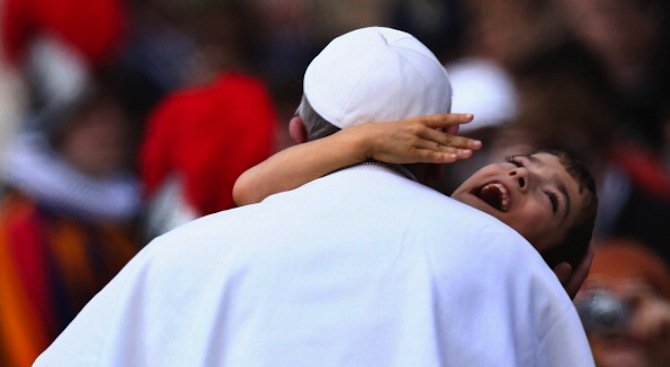 Папа Франциск се срещна с тежкоболно момиченце