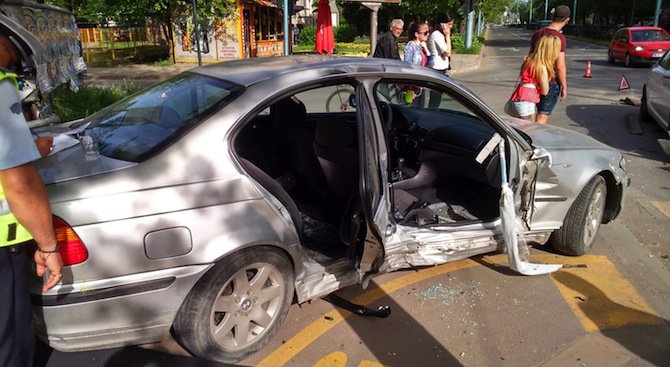БМВ и Ауди катастрофираха на кръстовище в Пловдив (снимки)