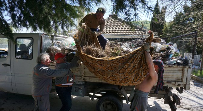 Чистят пролетно гробищата в Аспарухово