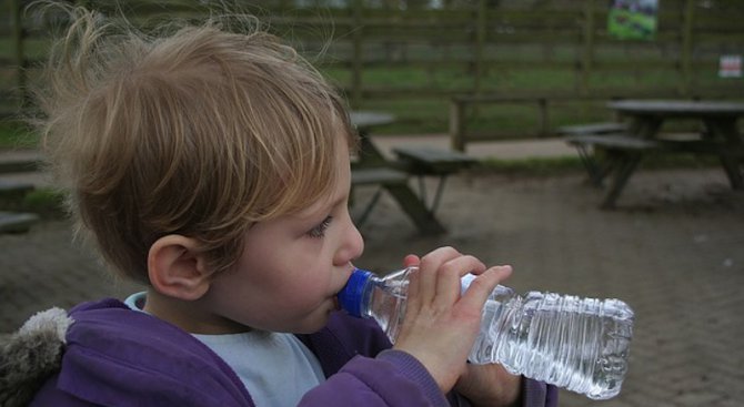Достатъчно вода ли пие детето ви?