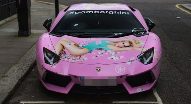 Розово Lamborghini се появи в Манчестър