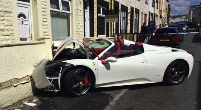 Ferrari 458 завърши в бетонна стена