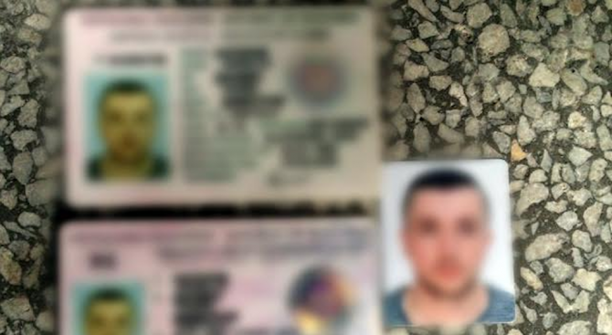 ГДБОП задържа двама, занимавали се с фалшиви документи за самоличност (снимки)