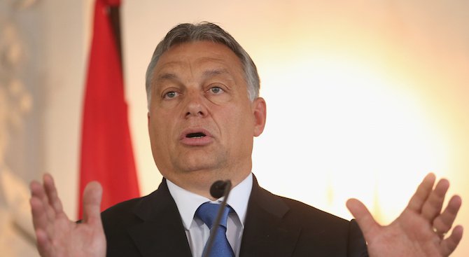 Орбан: Подтикван от Меркел, ЕС се предаде пред Турция