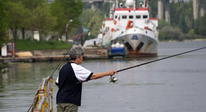 Пенсионерка от Варна се опитва да се прехранва с риболов (снимки)