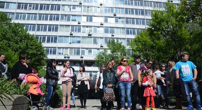 Родители протестират пред Фонда за лечение на деца в чужбина (снимки)