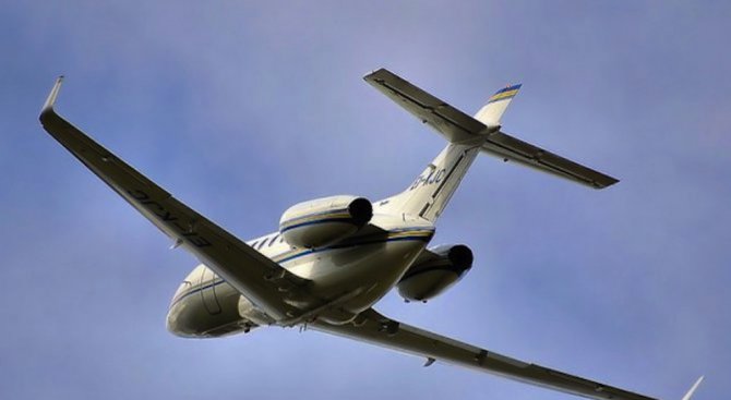 Самолет кацна извънредно заради смъртта на бебе