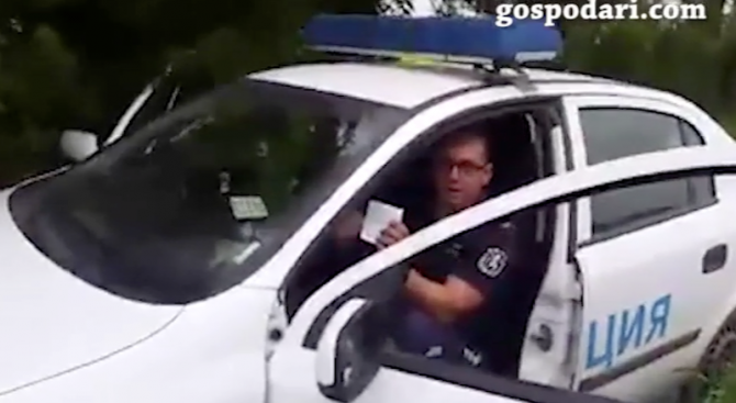 Спипаха полицаи да се крият в храстите и да снимат за скорост без знак (снимки+видео)