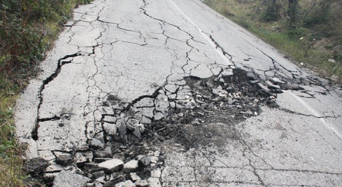 Свлачище на улица в плевенското село Николаево застрашава къщи от срутване