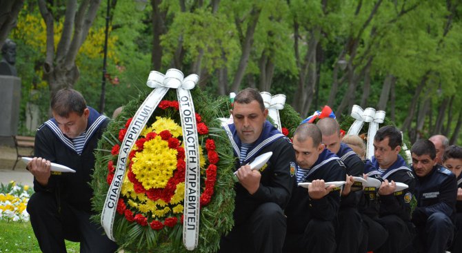 Варненци отдадоха почит на героите от Априлското въстание (снимки)